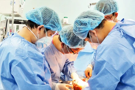 Một ca phẫu thuật tại Bệnh viện Bình Dân.