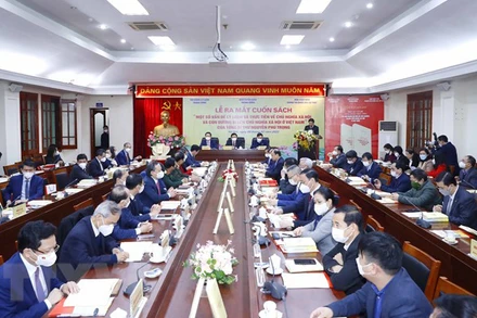 Quang cảnh lễ ra mắt cuốn sách. (Ảnh: Phương Hoa/TTXVN)