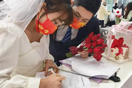 Một cặp đôi đăng ký kết hôn tại thành phố Phúc Châu, tỉnh Phúc Kiến. (Ảnh: Nhật báo Phúc Kiến)
