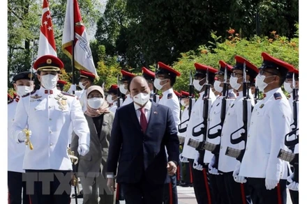  Sáng 25/2, Tổng thống Cộng hòa Singapore Halimah Yacob chủ trì lễ đón trọng thể Chủ tịch nước Nguyễn Xuân Phúc cùng phu nhân và Đoàn đại biểu cấp cao Việt Nam thăm cấp Nhà nước tới Singapore. (Ảnh: TTXVN)