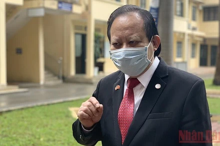 PGS, TS Nguyễn Viết Nhung, Giám đốc Bệnh viện Phổi Trung ương chia sẻ thông tin tại lễ tiếp nhận. (Ảnh: T.H)