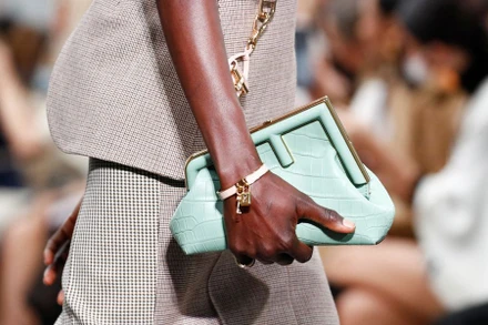 Người mẫu giới thiệu sản phẩm túi Fendi. (Ảnh: Reuters)