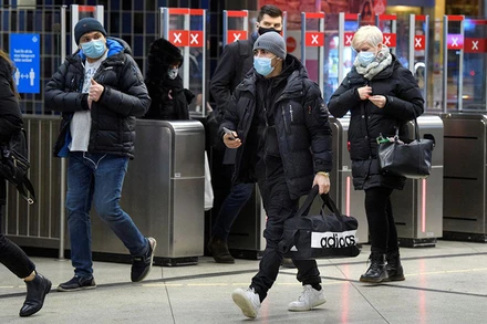 Hành khách đeo khẩu trang khi tới ga tàu điện ngầm tại Stockholm, Thụy Điển, ngày 7/1. (Ảnh: Reuters)
