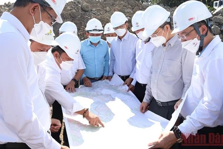 Đoàn công tác của EVN và EVNNPT kiểm tra thực tế tiến độ thi công tại 1 điểm móng cột trên công trường.