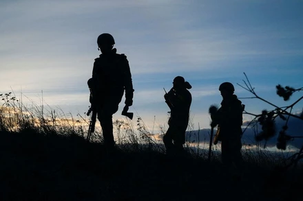 Binh sĩ Ukraine vào vị trí tại căn cứ không quân Vasylkiv ở vùng Kiev, Ukraine, ngày 26/2/2022. Ảnh: REUTERS