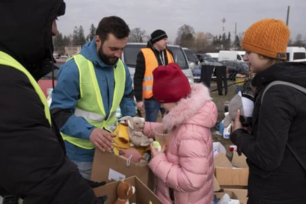 Tình nguyện viên tại Ba Lan phát đồ chơi cho trẻ em Ukraine. (Ảnh: The Guardian)