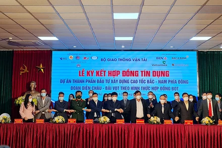 Lễ ký kết Hợp đồng tín dụng Dự án thành phần đầu tư xây dựng đoạn Diễn Châu-Bãi Vọt.