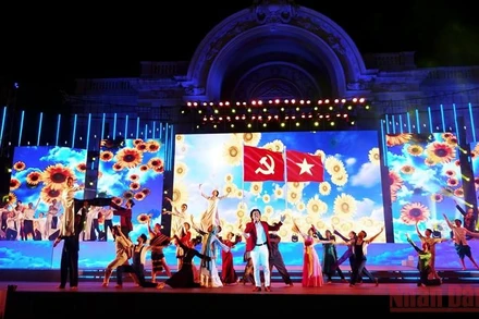 Ca sĩ Phạm Thế Vĩ trình bày ca khúc Lá cờ Đảng (sáng tác Văn An).