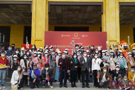 Lãnh đạo tỉnh Quảng Ninh chào đón đoàn khách du lịch đến "xông" đất Hạ Long, Quảng Ninh.