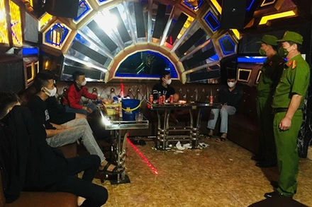 Công an lập biên bản xử lý chủ quán và các đối tượng vi phạm.