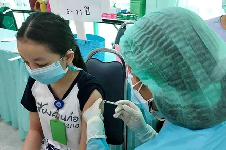 Tiêm vaccine ngừa Covid-19 cho trẻ em từ 5-11 tuổi ở tỉnh Phetchabhun, Thái Lan. (Ảnh: Bangkok Post)