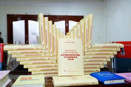  Cuốn sách “Một số vấn đề lý luận và thực tiễn về chủ nghĩa xã hội và con đường đi lên chủ nghĩa xã hội ở Việt Nam”. (Ảnh: Phương Hoa/TTXVN)