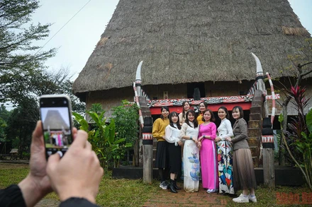 Du khách vui chơi, tham quan tại Làng. (Ảnh: THÀNH ĐẠT)