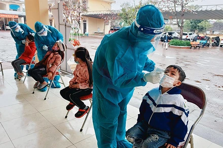 Test nhanh Covid-19 cho học sinh tiểu học ở huyện Thạch Hà, tỉnh Hà Tĩnh. (Ảnh KHẮC MAI)