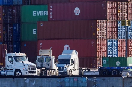 Xe tải bốc dỡ container tại cảng Los Angeles ở Los Angeles, California, Mỹ, ngày 22/11/2021. (Ảnh: Reuters)