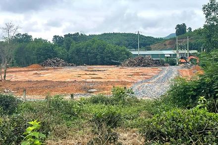 Khu đất nông nghiệp bị chủ xưởng chế biến chè Truyền Thống san lấp, chuyển đổi trái phép mục đích sử dụng.