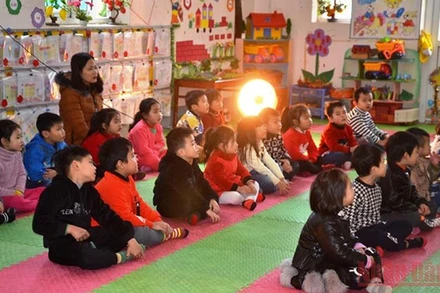 Phòng, chống rét cho học sinh mầm non ở thị xã Sa Pa, khi nhiệt độ xuống thấp, thời tiết rét hại.