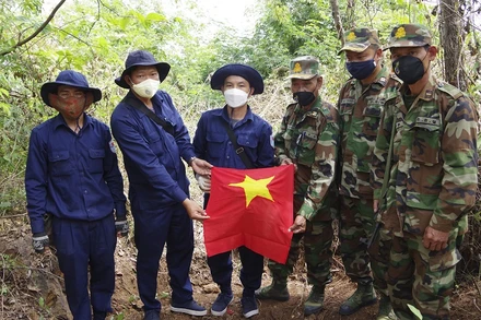 Đội K73 quy tập hài cốt các liệt sĩ tại núi Trung Mon, tỉnh Pailin, Vương quốc Campuchia. (Ảnh: Bộ Chỉ huy Quân sự tỉnh Long An cung cấp)