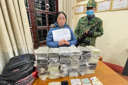 Đối tượng Giàng Thị Sông cùng tang vật bị bắt giữ.