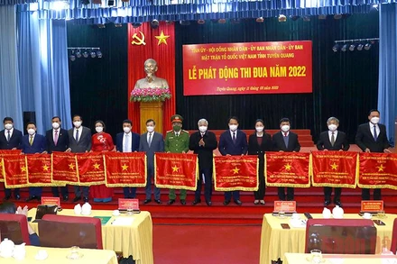 Đồng chí Đỗ Văn Chiến cùng lãnh đạo tỉnh Tuyên Quang tặng cờ thi đua cho các đơn vị có thành tích xuất sắc dẫn đầu cụm, khối thi đua năm 2021 trên địa bàn tỉnh.