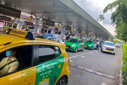 Taxi chờ đón khách tại Cảng hàng không quốc tế Tân Sơn Nhất. (Ảnh: Cục Hàng không Việt Nam)