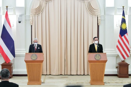 Thủ tướng Thái Lan và Malaysia tại buổi họp báo chung.