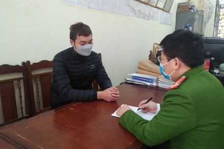 Một đối tượng cưỡng đoạt tài sản của các nhà thầu thi công dự án Khu đô thị sinh thái Vinhomes Dream City bị Công an huyện Văn Giang thẩm vấn.