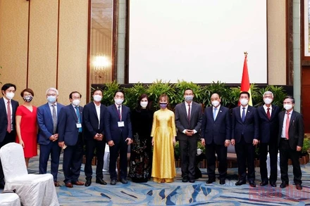 Chủ tịch nước Nguyễn Xuân Phúc chúc mừng các ký kết, hợp tác của doanh nghiệp Việt Nam với các doanh nghiệp Singapore.