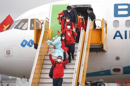 HLV Mai Đức Chung là người đầu tiên trong đoàn đội tuyển Việt Nam rời máy bay. (Ảnh: THÀNH ĐẠT)