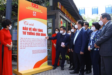 Đồng chí Nguyễn Trọng Nghĩa cùng cán bộ, biên tập viên Nhà xuất bản tham quan Tủ sách "Bảo vệ nền tảng tư tưởng của Đảng" tại Phố sách 19 tháng 12.