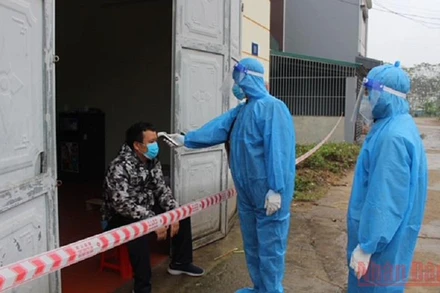 Chăm sóc bệnh nhân Covid-19 đang điều trị tại nhà ở huyện Lâm Thao, Phú Thọ.