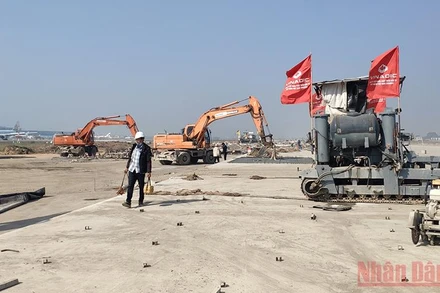 Thi công cải tạo, nâng cấp đường băng, đường lăn sân bay Nội Bài.