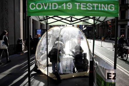 Lấy mẫu xét nghiệm Covid-19 ở New York, Mỹ, ngày 1/12/2021. (Ảnh: REUTERS)