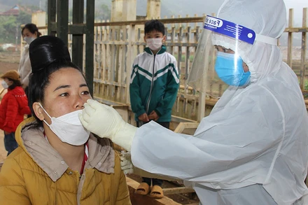 Lấy mẫu test Covid-19 cho người dân trên địa bàn thành phố Sơn La.