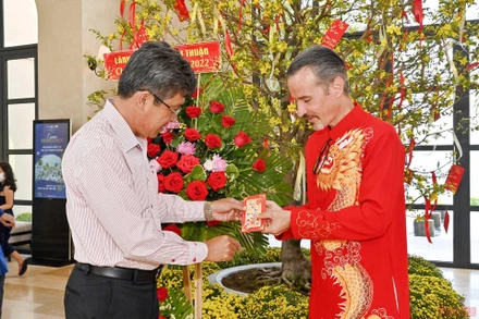 Lãnh đạo UBND tỉnh Bình Thuận lì xì, chúc mừng năm mới đại diện cơ sở du lịch Centara Mirage Resort Mui Ne. (Ảnh: Đình Châu)