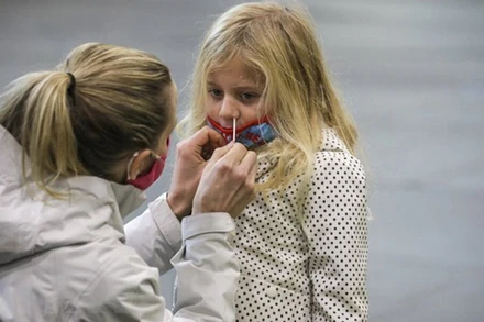 Xét nghiệm Covid-19 cho trẻ nhỏ 4 tuổi tại trung tâm y tế ở Rancho Cucamonga, bang California của Mỹ. (Ảnh: Getty Images/TTXVN)