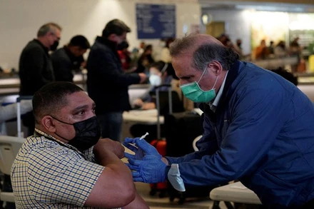 Làn sóng Omicron cho thấy các loại vaccine vẫn có thể bảo vệ người dân khỏi nguy cơ mắc bệnh nặng và tử vong ngay cả khi các biến thể mới xuất hiện. (Ảnh: Reuters)