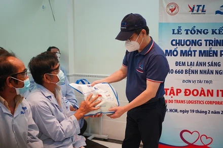 Tặng quà cho bệnh nhân mổ mắt.