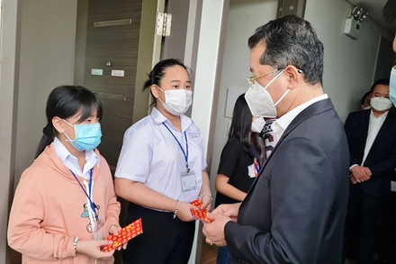 Bí thư Thành ủy Đà Nẵng Nguyễn Văn Quảng thăm hỏi, động viên các em học sinh mất cha mẹ do dịch bệnh vừa được tiếp nhận tại trường Hy Vọng-FPT Đà Nẵng.