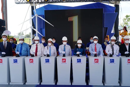 Các đại biểu thực hiện nghi thức khánh thành Nhà máy điện gió số 7.