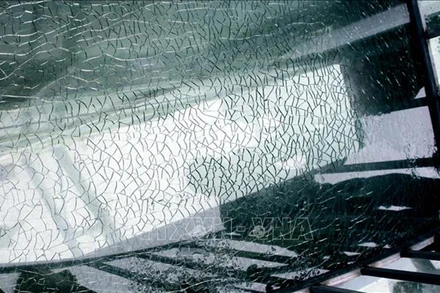 Tấm kính bị nứt tại Cầu kính Rồng Mây. (Ảnh: TTXVN)