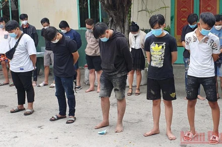 Các đối tượng tổ chức đua xe trái phép bị tạm giữ.