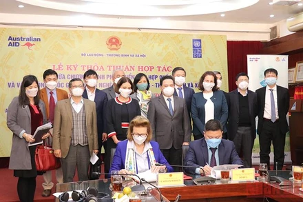 Toàn cảnh Lễ ký kết thỏa thuận hợp tác trong lĩnh vực giảm nghèo.