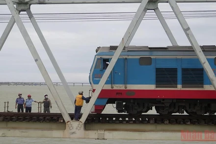 Đoàn tàu hàng phải dừng lại tại hiện trường để xử lý sự cố. (Ảnh: TRÌNH KẾ)