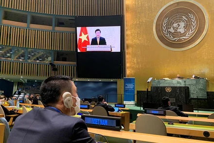 Phó Thủ tướng thường trực Phạm Bình Minh đề cao ý nghĩa của việc tiêm chủng trong công tác phòng, chống đại dịch Covid-19. Ảnh: VGP.