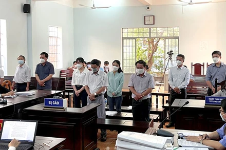 Phiên tòa xét xử 10 bị cáo nguyên là cán bộ, nhân viên Chi nhánh VPĐKĐĐ và Chi Cục Thuế Phan Thiết.