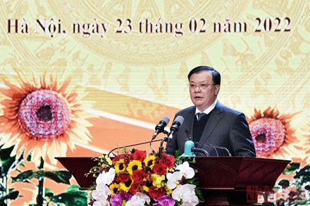 Đồng chí Đinh Tiến Dũng, Ủy viên Bộ Chính trị, Bí thư Thành ủy Hà Nội đọc diễn văn tại lễ kỷ niệm. (Ảnh: DUY LINH)