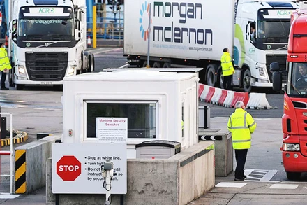 Hàng hóa từ Anh sang Ireland phải tuân thủ quy định hải quan của EU. Ảnh: BELFAST LIVE