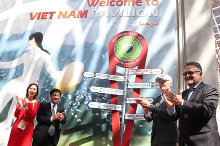 Đại sứ Nguyễn Mạnh Tuấn, Giám đốc Nhà Triển lãm Việt Nam Phùng Thị Thanh Thủy, Nhà sáng lập kiêm Chủ tịch Bernard Weber và Giám đốc Jean Paul De La Fuente của tổ chức 7 Kỳ quan mới của thế giới chứng kiến lễ ra mắt Cột mốc Kỳ quan mới của thế giới trong khuôn viên Nhà Triển lãm Việt Nam. (Ảnh: Bộ Văn hóa, Thể thao và Du lịch) 