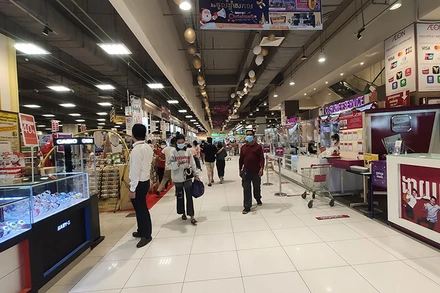 Người ra vào siêu thị tại Phnom Penh được yêu cầu đeo khẩu trang và xuất trình thẻ tiêm vaccine. (Ảnh: NGUYỄN HIỆP)